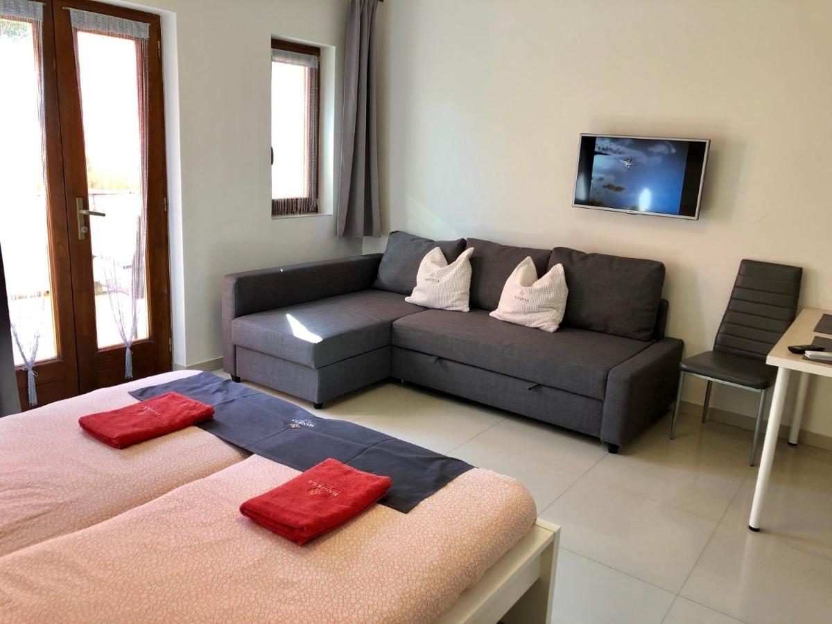 Mandula Apartman Cegled Exterior photo