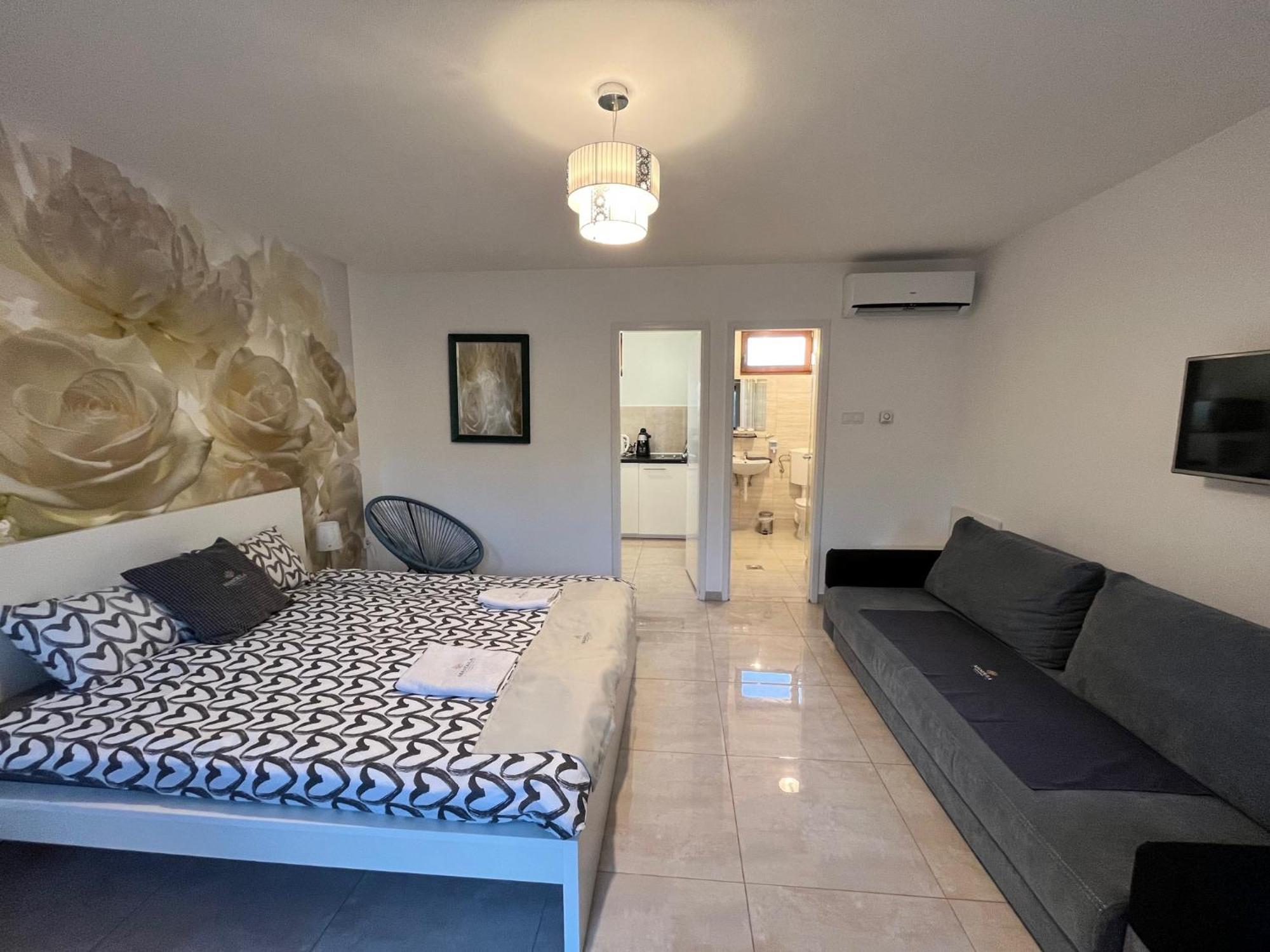 Mandula Apartman Cegled Exterior photo