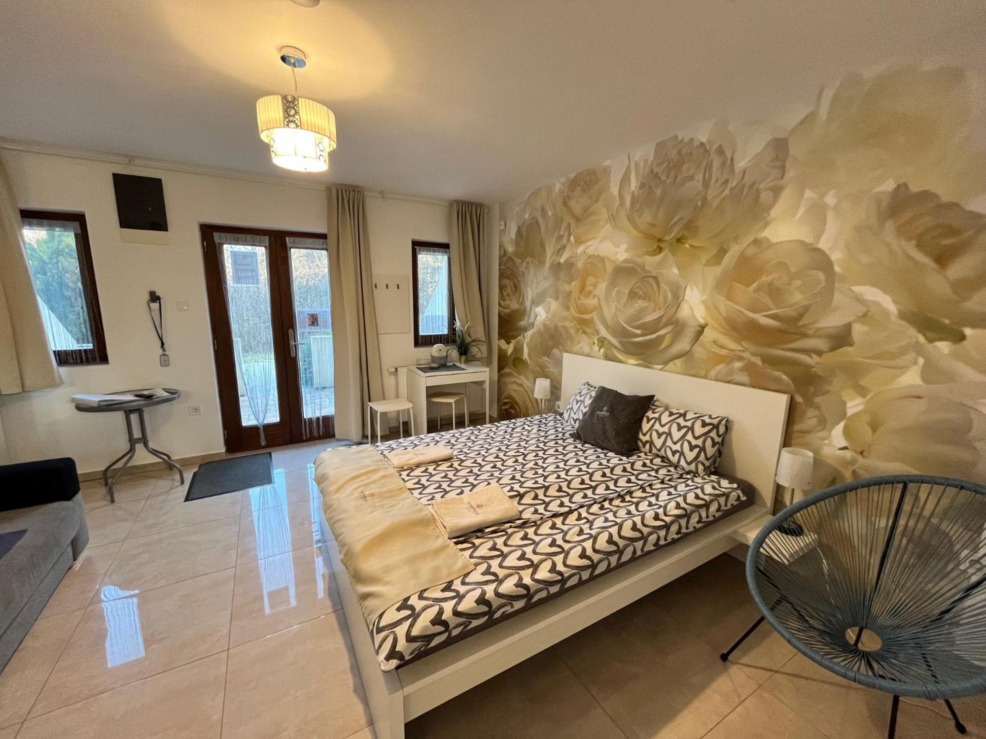 Mandula Apartman Cegled Exterior photo